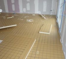 Pose de l'isolant du plancher chauffant (en cours)au rdc.