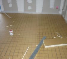 Pose de l'isolant du plancher chauffant (en cours)au rdc.