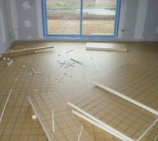 Pose de l'isolant du plancher chauffant (en cours) au rdc.