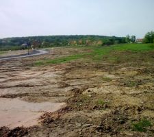 Voici le terrain juste apr&egrave;s la pose des coffrets. La voirie provisoire est termin&eacute;e, tout a l'air pr&ecirc;t pour commencer....