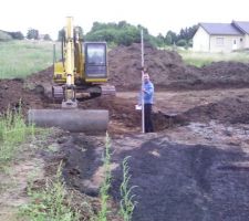Le terrassier a bien bossé, on fait les mesures, le marquage et c'est parti ! impressionnant cette grosse machine.