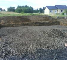 Voilà l'excavation est terminée. Le tout est recouvert de laitier pour faire la première dalle en radier.