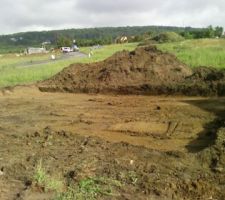 Voici le tout début du terrassement, la pelle a tout juste délimité l'excavation.