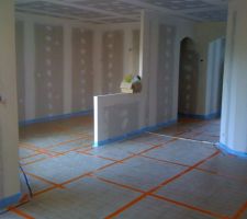 Isolation du sol avant chape liquide, le travail est propre sans oubli !!