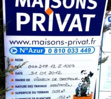 Mise en place du panneau d'affichage du permis de construire.