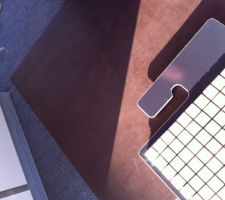 Carrelage salle de bain du bas : marron chocolat mais pas trop... (colorim&eacute;trie bof !)