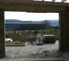 Vue du séjour sur la partie arrière du jardin qui sera fermé par le double garage et un mur de 1m60