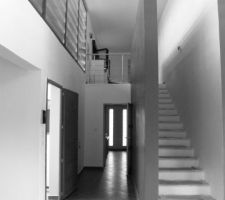 Séjour donnant sur couloir chambre et sdb du rez ,et l'escalier d'accès à l'étage