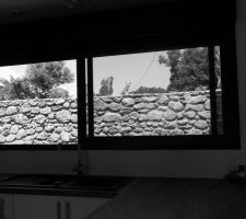 Vue de la cuisine sur le muret du jardinet