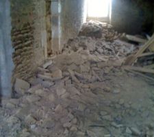 D&eacute;molition du haut du mur de refent.