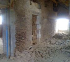 D&eacute;molition du haut du mur de refent.