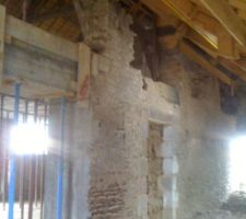 D&eacute;molition du haut du mur de refent.