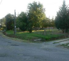 Vu depuis la rue, le terrain fait l'angle avec l'allée blanche qui mène chez mes parents