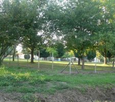 Vue depuis la route, l'accès est sur la gauche de la photo, l'angle de la cloture marque le bord de l'accès