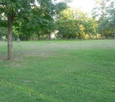 Depuis le fond du terrain, angle avec les voisins