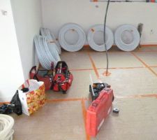 Pose du plancher chauffant: préparation du matériel et numérotation des rouleaux de tubes