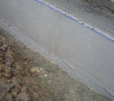L'enduit du soubassement va être refait : il a souffert du gel...