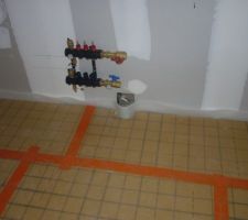 Scotchage de la dalle plancher chauffant,installation du collecteur au rdc