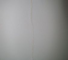 Fissure placo sous fenêtre chambre n°2