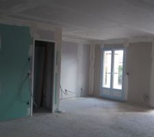 Vue d'ensemble salon/salle à manger pris côté cuisine..