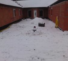 Le petit chef de chantier a fait son premier bonhomme de neige à la maison