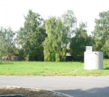 Vue d ensemble du terrain (975m2)
avec la cuve en attente sur le terrain