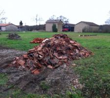 Tas de brique pour faire le chemin d'acc&egrave;s !