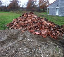 Tas de brique pour faire le chemin d'acc&egrave;s !