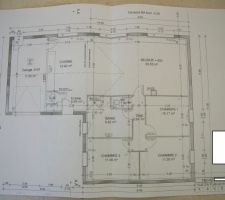 PLan de notre maison en plain pied 100 m².
L'entrée sera ouverte sur la cuisine équipée avec ilot central. Le ballon ne sera pas positionné à cet endroit. La séparation entre la piece de vie et la salle d'eau et Wc sera doublé (placo iso de 13). La souche pour le poele a bois sera positionnée entre les 2 baies vitrées. La porte d'acces au garage sera au centre du mur de la cuisine et donnera sur un cellier amenagé. L'ensemble des sols (chauffants) seront en carrelage 45X4. La salle de bain faiencée du sol au plafond avec la douche à l'italienne qui fera environ 1,70m sur 1m et rejoindra donc le mur des WC. Un placard sera ajouté dans le couloir encastré dans la salle d'eau pour diminué un peu la superficie de la salle d'eau et gagner en rangements.