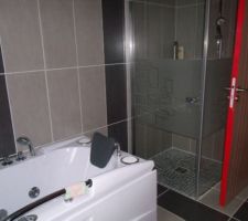 Baignoire balnéo avec douche italienne pour les enfants