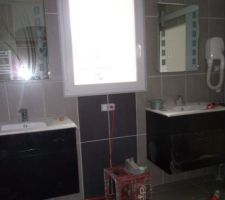 Salle d'eau parentale avec meubles suspendus