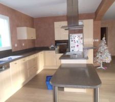Cuisine avec plan et table en hi-mac