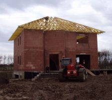 Avec la charpente en place, ça prend forme !
