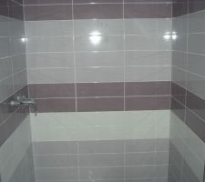 L'espace douche terminé niveau faience
Il faudra maintenant poser le mitigeur   barre Grohe.....