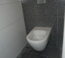 WC &eacute;tage : Fa&iuml;ence pos&eacute;e