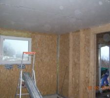 Pose du faux plafond dans le futur atelier(encore non cloisonn&eacute;)