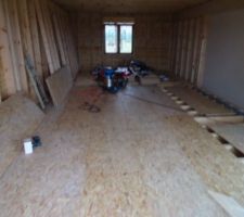 Pose du plancher en OSB dans le futur salon