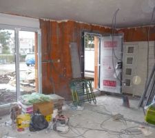 Pose du faux plafond avec vue vers la porte d'entrée