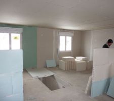 A gauche au fond = salle de bain du haut.
A droite au fond = notre chambre