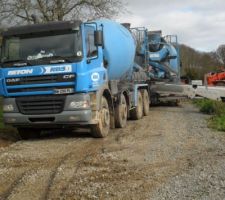 Deversement du beton des 2 autres toupies sur le tapis de la premiere