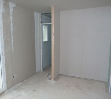 Chambre parentale et sa salle d'eau