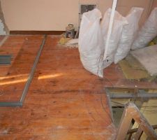 Reconstruction du mur séparant le palier et la chambre.