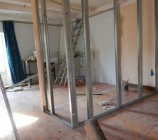 Reconstruction du mur séparant le palier et la chambre.