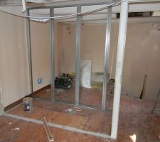 Reconstruction du mur séparant le palier et la chambre.