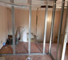 Reconstruction du mur séparant le palier et la chambre.