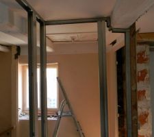 Reconstruction du mur séparant le palier et la chambre.