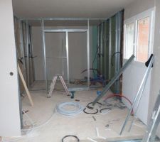 Cuisine et à l'arrière le cellier