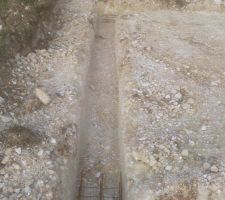 Fondations creus&eacute; avec la terre pas tr&egrave;s bien d&eacute;gager, oblig&eacute; de rendre la pelle pour tout bien nettoyer