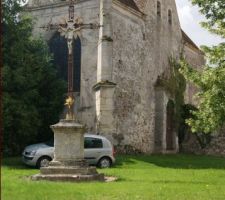C'est la fameuse chapelle du XIII ème siècle (en vente, s'il y a des gens intéressés...) qui est à moins de 500 mètres de la maison mais sans co-visibilité et qui nous vaut le passage par les ABF.