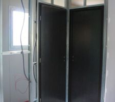 Wc à gauche, chambre d'amis à droite